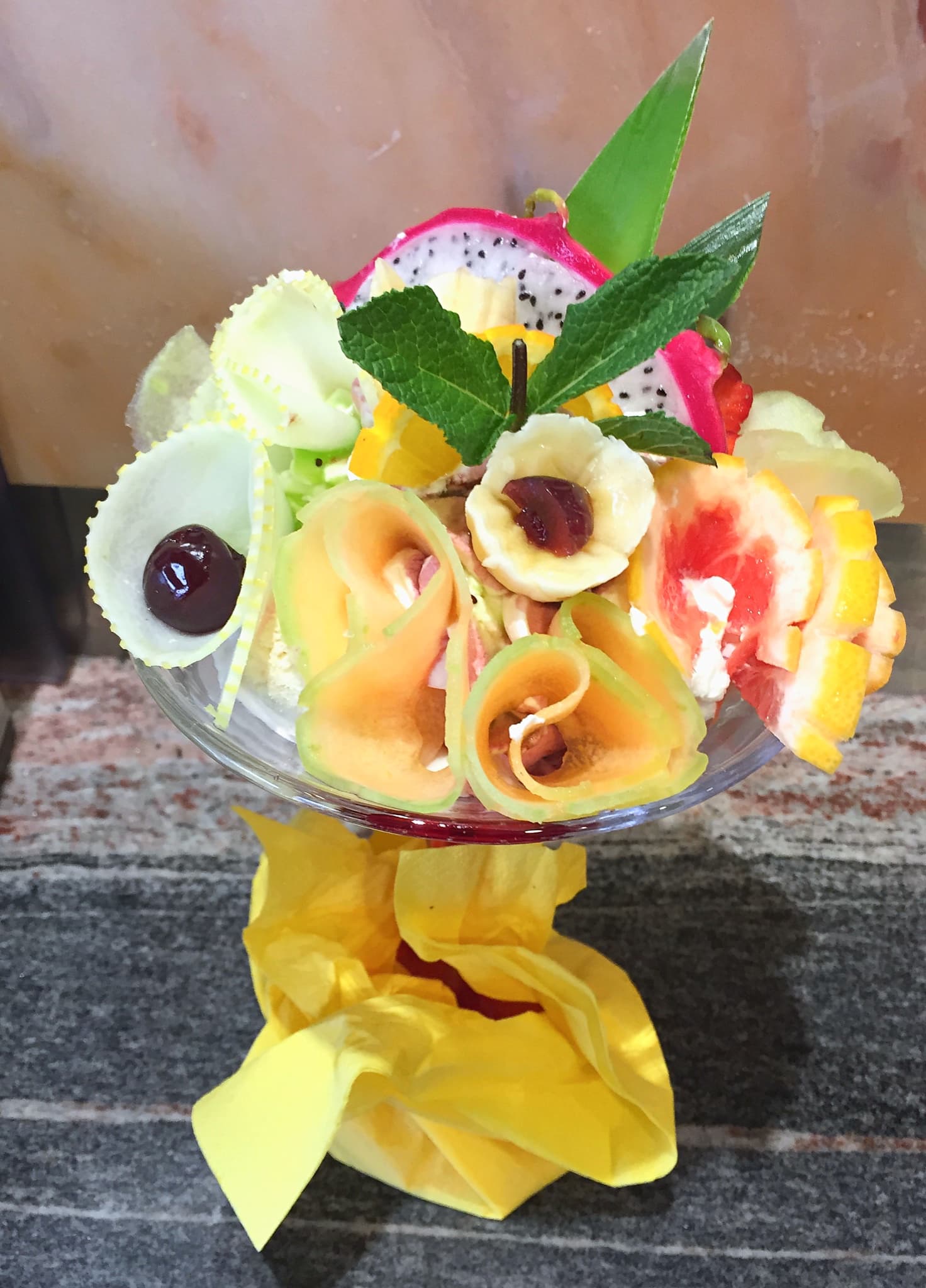 Frucht-Eisbecher mit Melone, Drachenfrucht und Kirsche