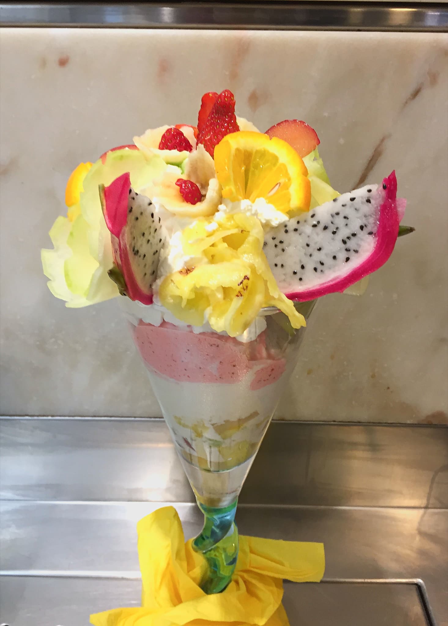 Eisbecher mit frischen Früchten, Sahne und Drachenfrucht