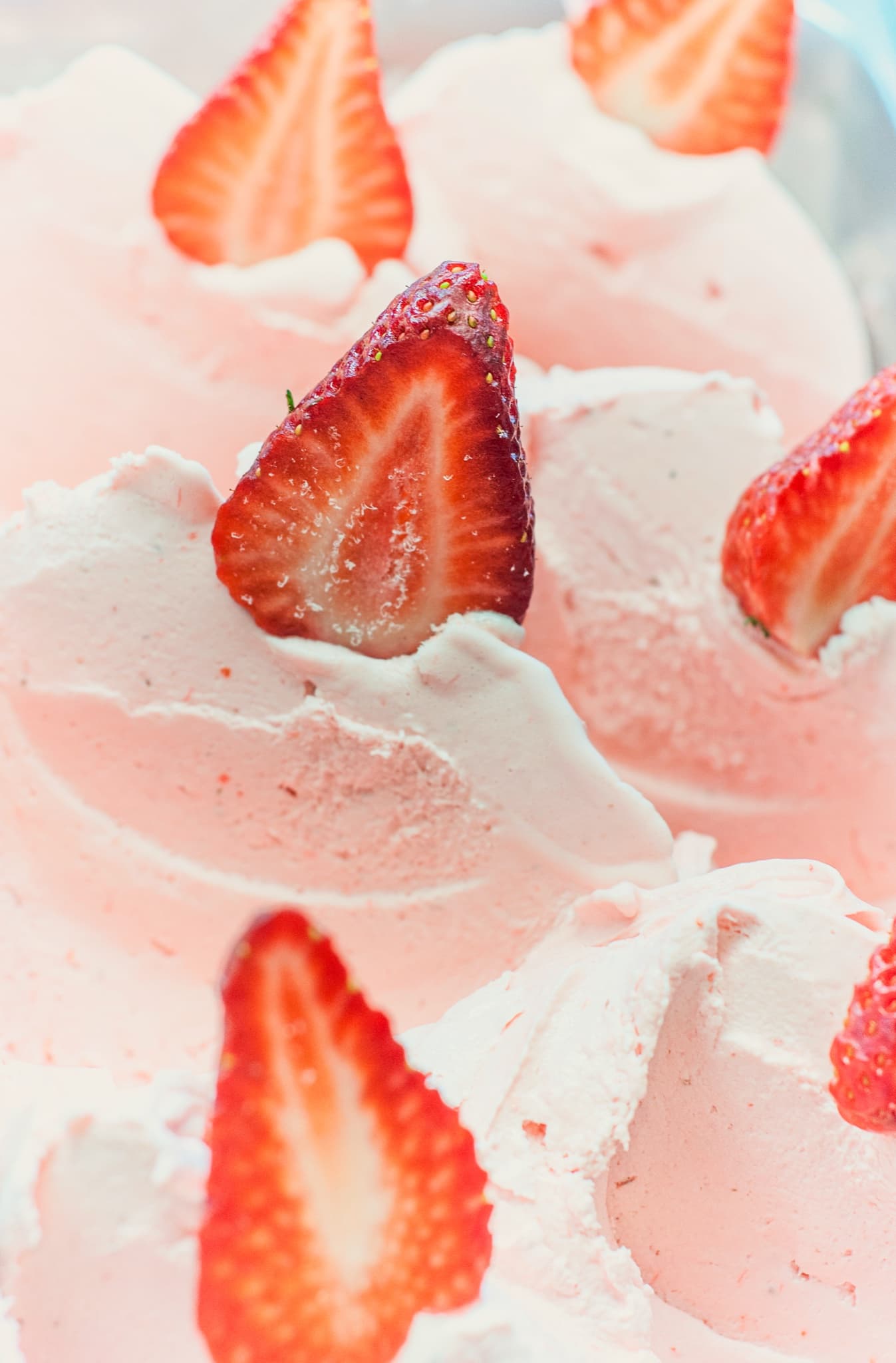 Erdbeer-Gelato mit frischen Erdbeeren, Nahaufnahme